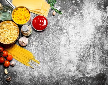 Domates sosu, baharat ve biberiye ile çeşitli makarna.