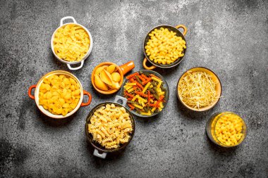 Farklı türde makarna. .