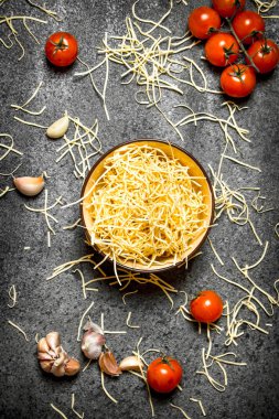 Makarna arka plan. Domates ve sarımsak ile erişte.