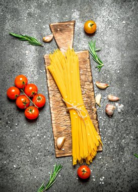 Makarna arka plan. Spagetti domates ve sarımsak ile.