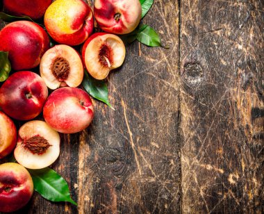 Yeşil yaprakları ile taze şeftali.