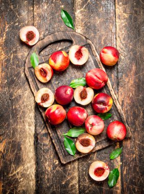 Yeşil yaprakları ile taze şeftali.