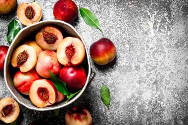 Eski bir kova şeftali.