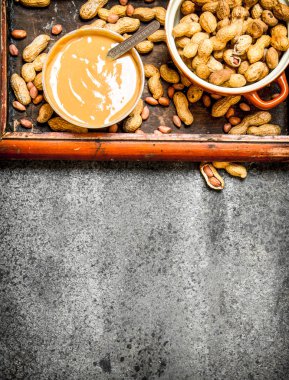 Fındık ve fıstık ezmesi bir kase.