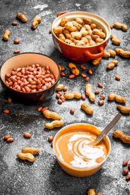 Fındık ve fıstık ezmesi bir kase.