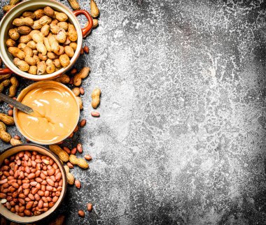 Fındık ve fıstık ezmesi bir kase.