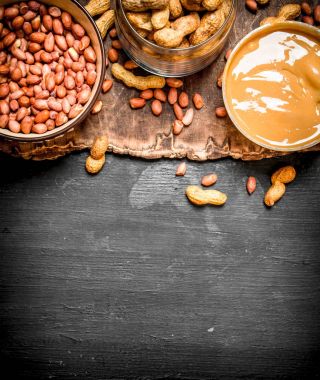 Bir kase fındık fıstık ezmesi.