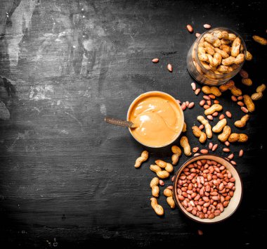 Bir kase fındık fıstık ezmesi.