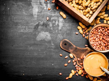 Bir kase fındık fıstık ezmesi.