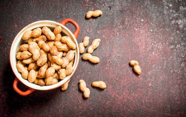 Bir kase fıstık. EY