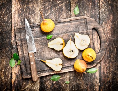 Olgun armut eski tahtada dilimlenmiş.