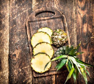 taze ananas dilimlenmiş.