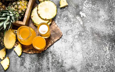 Taze sıkılmış ananas suyu.