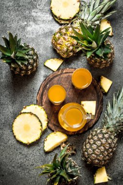 Taze sıkılmış ananas suyu.