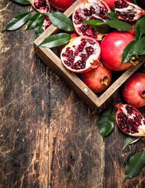 Eski bir kutu içinde taze nar.