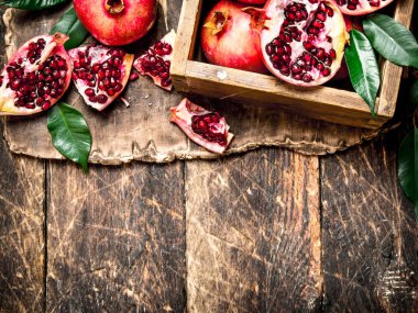 Eski bir kutu içinde taze nar.