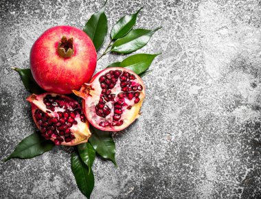 Yeşil yaprakları ile taze nar.