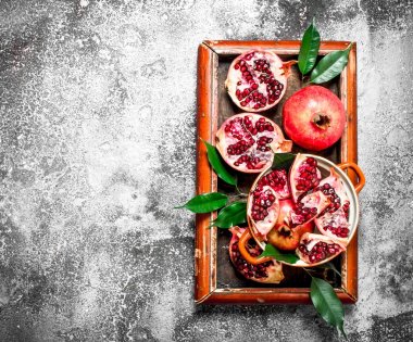 Eski tepsisinde taze nar.