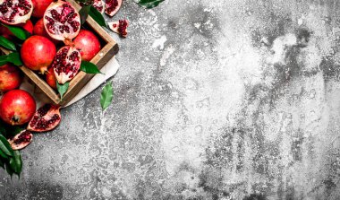 Bir kutu içinde olgun nar.