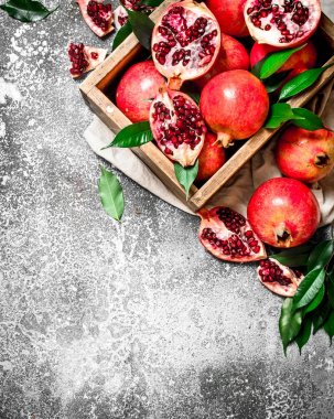 Bir kutu içinde olgun nar.