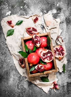 Bir kutu içinde olgun nar.