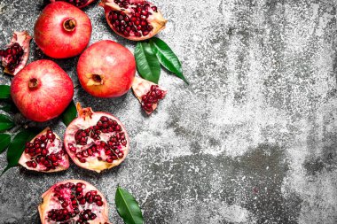 Yeşil yaprakları ile taze nar.