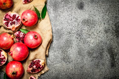 Eski bir çuval üzerinde taze nar.