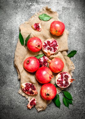 Eski bir çuval üzerinde taze nar.