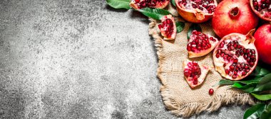 Eski bir çuval üzerinde taze nar.