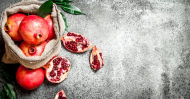 Eski çanta içinde nar.