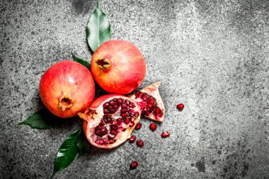 Yeşil yaprakları ile taze nar.