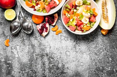 Tropikal gıda. Meyvelerin taze salata.