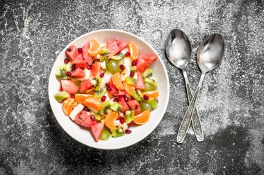 Tropikal gıda. Bir kase meyve salatası.