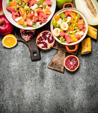 Tropikal gıda. Tropikal meyve salatası.