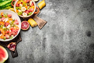 Tropikal gıda. Tropikal meyve salatası.