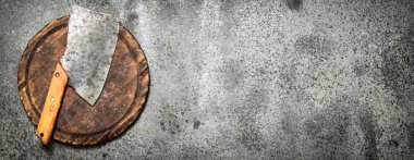 Arka plan hizmet. Bir kesme tahtası üzerinde eski balta.