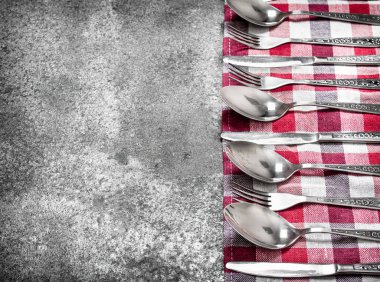 Arka plan hizmet. Peçeteye çatal bıçak takımı.