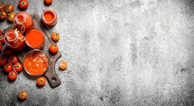 Taze domates, domates suyu ve sos.