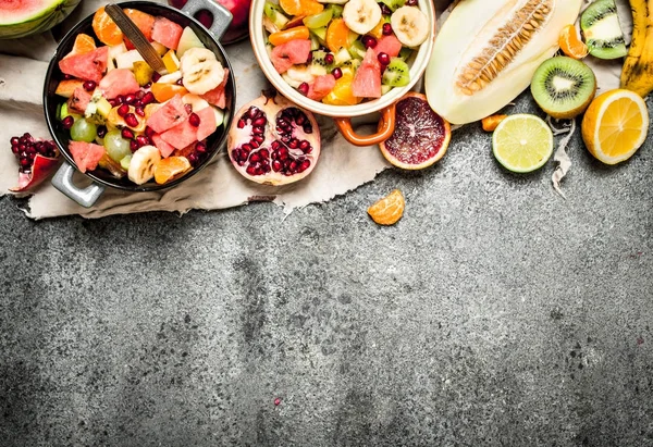 Comida tropical. Salada de frutas tropicais frescas em tigelas . — Fotografia de Stock