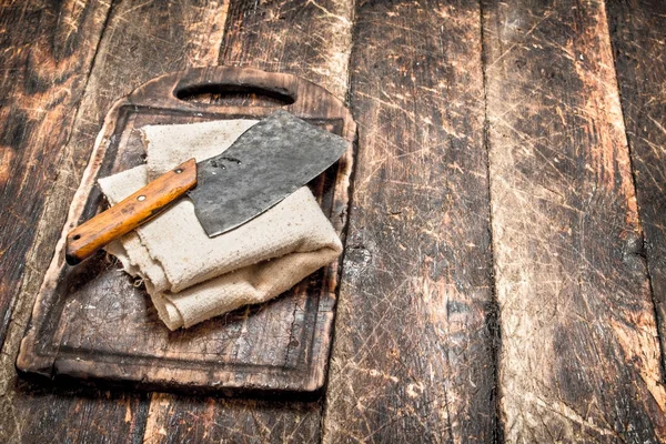 Serving background. Old hatchet on a chopping Board. — Stock Photo, Image