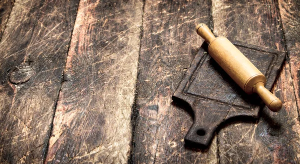 Serving background. Rolling pin on a cutting Board. — Stock Photo, Image