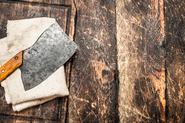Serving background. Old hatchet on a chopping Board. — Stock Photo, Image
