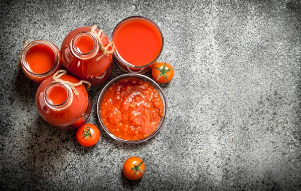 Tomates frescos, sumo de tomate e molho . — Fotografia de Stock