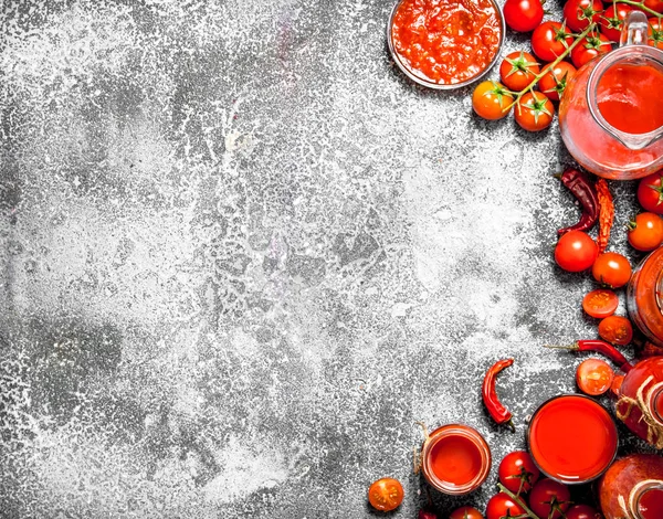 Tomates frescos, zumo de tomate y salsa . — Foto de Stock