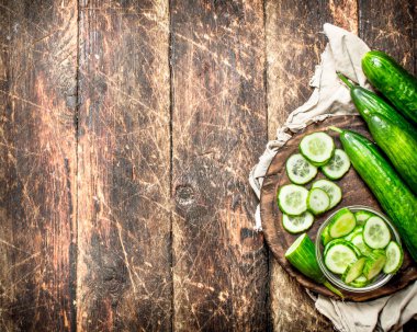 Bir kase dilimlenmiş salatalık.