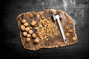 Ezilmiş ceviz ile eski yönetim kurulu bir çekiç.