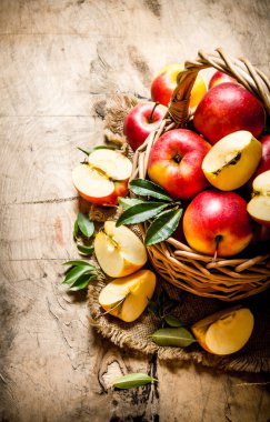 Eski bir sepet içinde kırmızı elmalar.