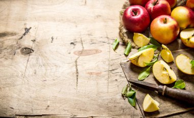 Kırmızı elma bıçakla dilimlenmiş. Metin için boş alan .