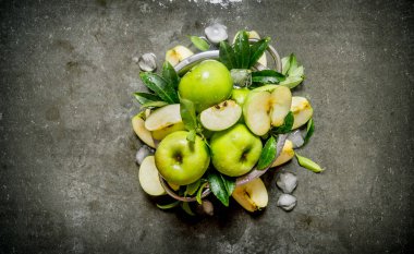 Buz ile bir fincan yeşil elma . 