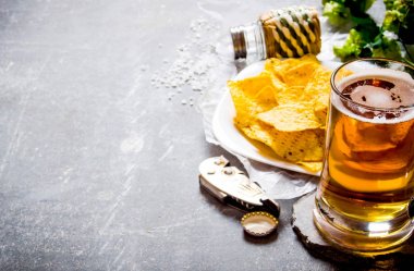 Bira arka plan. Bira ve cips eski taş zemin üzerine.